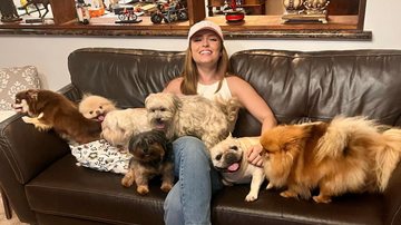 De volta ao Brasil, Larissa Manoela recebe ataque de amor dos seus cachorrinhos - Reprodução/Instagram