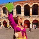 Larissa Manoela aposta em estilo colorido e curto para passeio em cidade romântica na Itália - Foto/Instagram