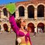 Larissa Manoela aposta em estilo colorido e curto para passeio em cidade romântica na Itália
