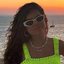 Maisa elege look de tricô neon para aproveitar o pôr do sol na Grécia