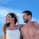 Mari Gonzalez é clicada abraçada com o noivo em praia paradísiaca na Europa - Foto/Instagram