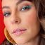 Paolla Oliveira surge deslumbrante com maquiagem colorida