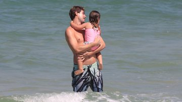 Rafa Vitti foi fotografado com a filha na praia - Foto: Fabricio Pioyani/AgNews
