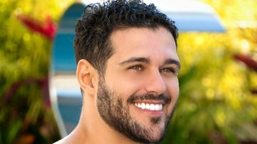 Rodrigo Mussi chama atenção da web ao surgir sem camisa na piscina - Reprodução/Instagram