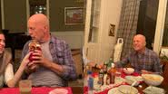 Ator Bruce Willis aparece participante de jantar em família com sua esposa e filhas - Foto: Reprodução / Instagram