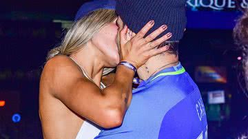 Daiane de Paula e Caio Castro beijam muito durante show - Fotos: Araújo / AgNews
