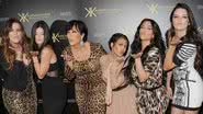 Kourtney, Kris, Kim, Khloé, Kendall e Kylie posando para foto; família Kardashian-Jenner deu dicas para o Natal - Foto: Getty Images