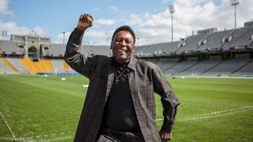O ex-jogador Pelé em um campo de futebol - Foto: Xavi Torrent/Getty Images