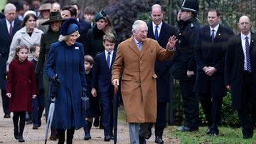 Rei Charles III lidera a família na primeira aparição de Natal após a morte  da Rainha Elizabeth II