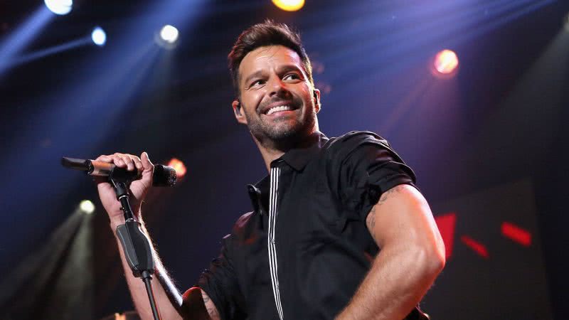 O cantor Ricky Martin em palco de apresentação; o artista comemora aniversário na véspera de Natal - Foto: Getty Images
