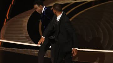 O ator Will Smith no momento em que dá o tapa em Chris Rock, no Oscar 2022 - Foto: Getty Images