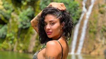 Aline Riscado se refresca em cascata de cachoeira e rouba a cena com beleza natural - Foto/Instagram