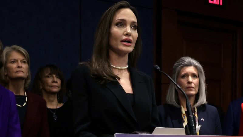 Angelina Jolie faz emocionante discurso em apoio as vítimas de violência doméstica - Foto: Alex Wong/Getty Images