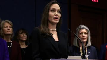 Angelina Jolie faz emocionante discurso em apoio as vítimas de violência doméstica - Foto: Alex Wong/Getty Images