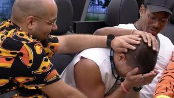 Arthur Aguiar é consolado por brothers - Reprodução / TV Globo