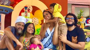 Cantor Carlinhos Brown surge com esposa e os filhos em foto rara - Reprodução/Instagram