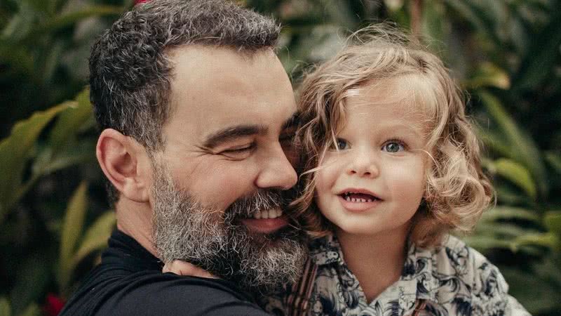 Ator Carmo Dalla Vecchia se derrete ao mostrar primeiro corte de cabelo do filho - Reprodução/Instagram/Juliana Ramos