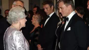 Daniel Craig comentou em um talk-show americano sobre um momento engraçado que teve com a monarca - Foto: Getty Images