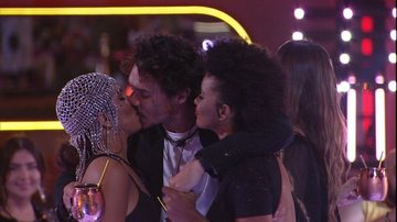 Eliezer beija Natália e Maria - Reprodução/Globo
