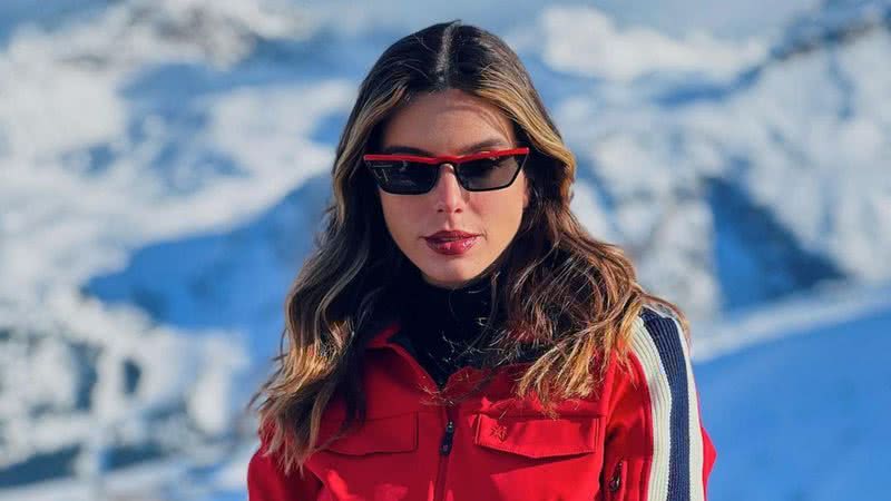 Giovanna Lancellotti esbanja estilo ao surgir com look vermelho em passeio na neve - Reprodução/Instagram