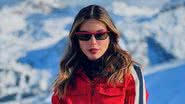 Giovanna Lancellotti esbanja estilo ao surgir com look vermelho em passeio na neve - Reprodução/Instagram