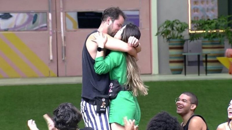 Gustavo e Laís se beijando na área externa - Globo