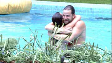 Larissa Tomásia e Gustavo Marsengo na piscina - Reprodução/Globo