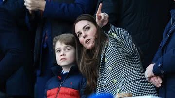 Kate Middleton foi para um jogo de rugby com o marido e o filho mais velho neste sábado - Foto: Getty Images