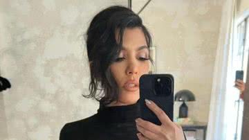 Kourtney Kardashian ficou belíssima vestindo um look preto em suas selfies - Reprodução: Instagram