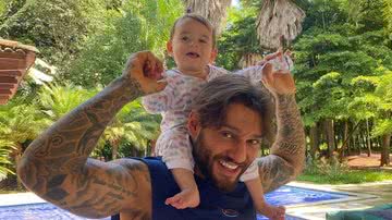 Lucas Lucco se diverte ao tomar açaí com o filho, Luca - Reprodução/Instagram