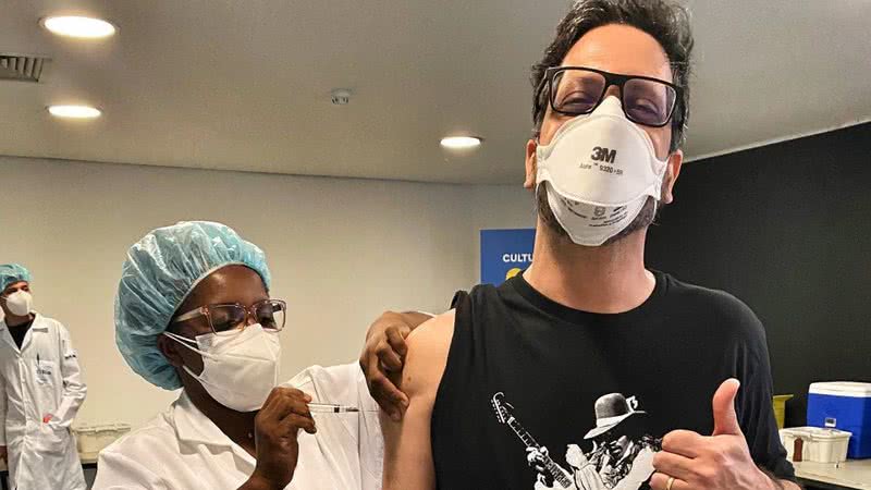 Lucio Mauro Filho comemora ao receber terceira dose da vacina contra a covid-19 - Reprodução/Instagram