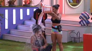 Maria joga água com um balde na cabeça de Natália no Jogo da Discórdia: polêmica - Reprodução/TV Globo