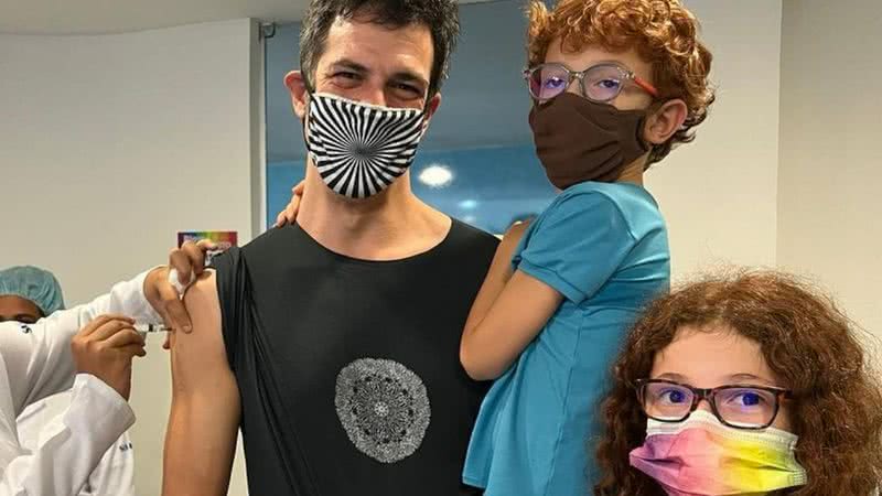 Mateus Solano e filhos tomam juntos a vacina contra covid-19 - Reprodução/Instagram