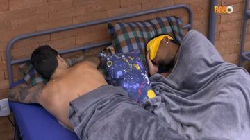 Pedro Scooby e Paulo André dormindo - Globo