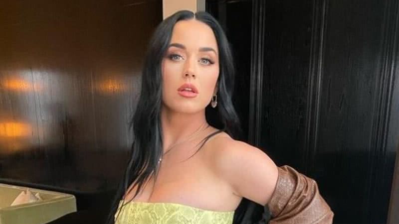 Katy Perry posou para cliques com um top e uma jaqueta com estampas de cobra - Reprodução: Instagram