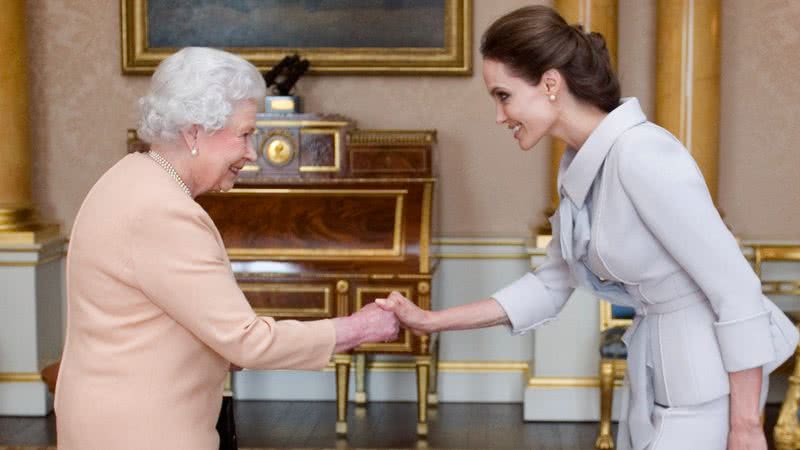 Confira alguns artistas que receberam condecorações das mãos da rainha Elizabeth II - Getty Images