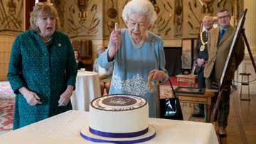 Com direito a bolo, Rainha Elizabeth II faz rara aparição pública na véspera do jubileu - Foto: Joe Giddens - WPA Pool/Getty Images