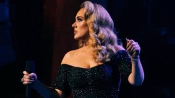 Adele postou um vídeo chorando e se desculpando em seu Instagram - Reprodução: Instagram