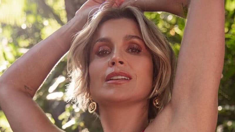 Aos 47 anos, Flávia Alessandra exibe corpão sarado em biquíni de tricô branco - Foto/Instagram