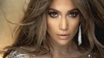Aos 52 anos, Jennifer Lopez surge belíssima de top - (Reprodução/Youtube)
