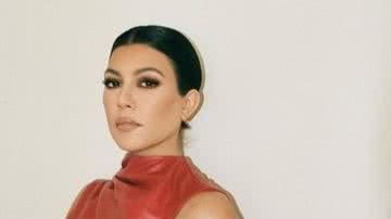 Kourtney Kardashian posou para três fotos em seu look vermelho - Reprodução: Instagram