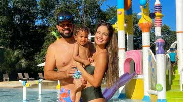 Theo, filho de Sorocaba e Biah Rodrigues, se diverte na água durante visita a parque aquático - Reprodução/Instagram