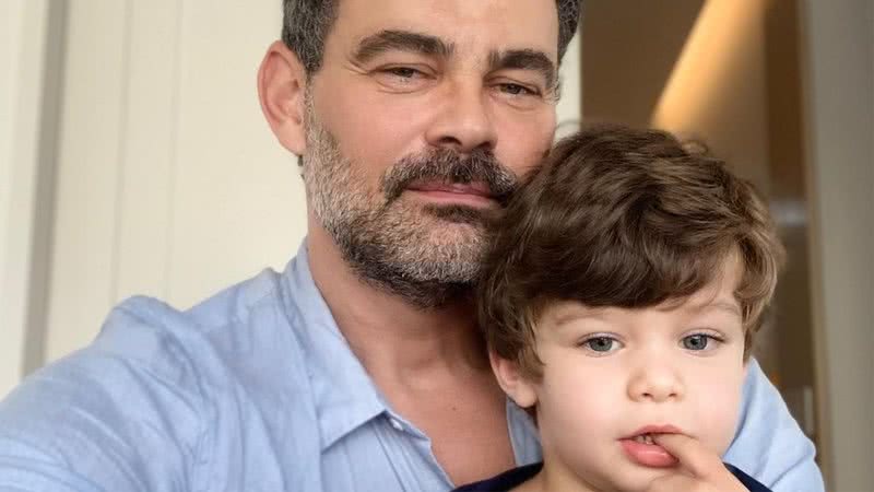 Carmo Dalla Vecchia posa com o filho comendo mamão - Reprodução/Instagram