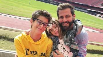 Henri Castelli surge coladinho aos filhos durante passeio em estádio de futebol - Reprodução/Instagram