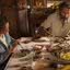 Jove (Jesuíta Barbosa) aparece comendo com o prato vazio em cena com José Leôncio (Marcos Palmeira) na novela Pantanal