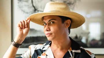 Silvero Pereira posa com dublê de sucuri nos bastidores de 'Pantanal' - João Miguel Junior/TV Globo