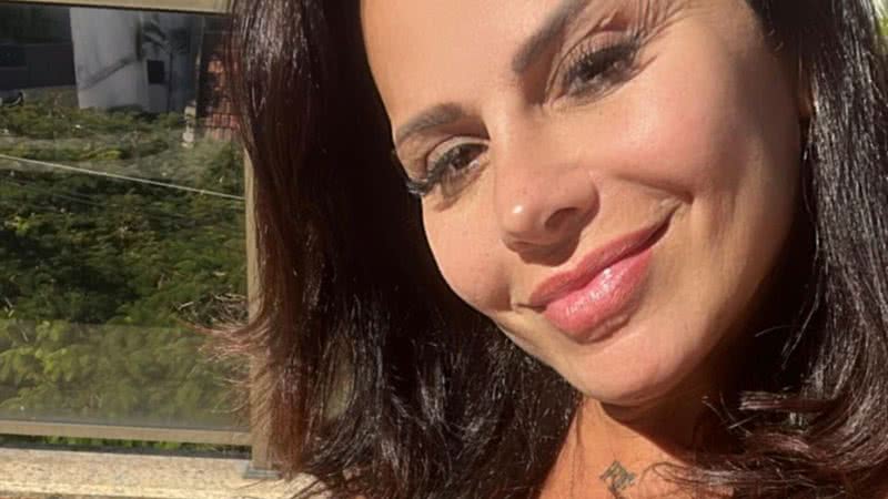 Viviane Araújo exibe barriguinha ao tomar sol - Reprodução/Instagram