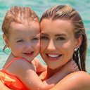 Ana Paula Siebert mostra a filha, Vicky, com look de praia avaliado em mais de R$ 6,7 mil - Reprodução/Instagram