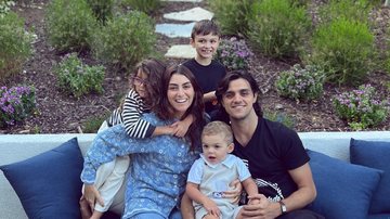 Felipe Simas reúne a mulher e os três filhos em clique nos Estados Unidos e reflete sobre importância da família - Foto/Instagram