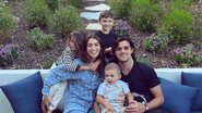 Felipe Simas reúne a mulher e os três filhos em clique nos Estados Unidos e reflete sobre importância da família - Foto/Instagram